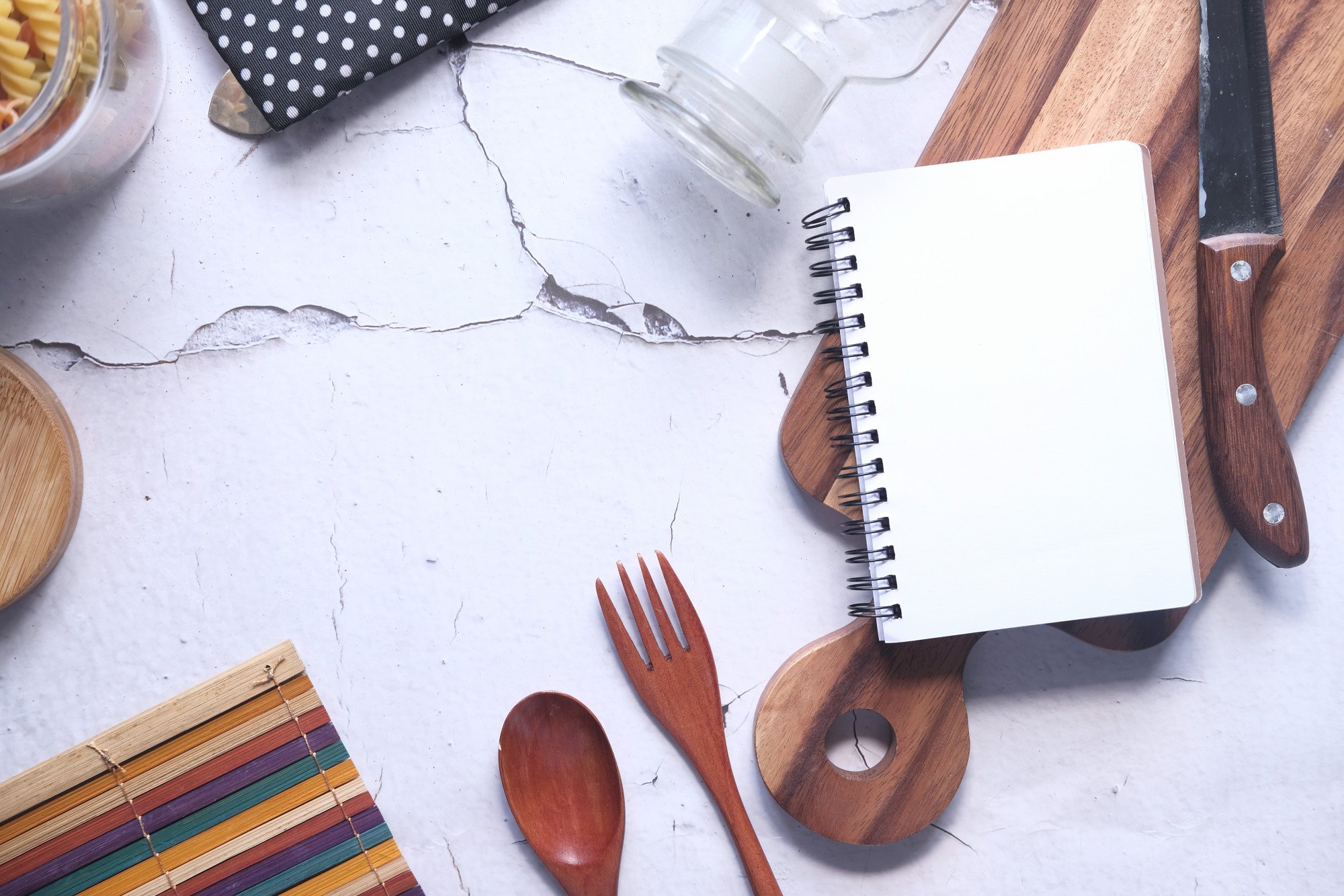 Set di materiali didattici e utensili su tavolo