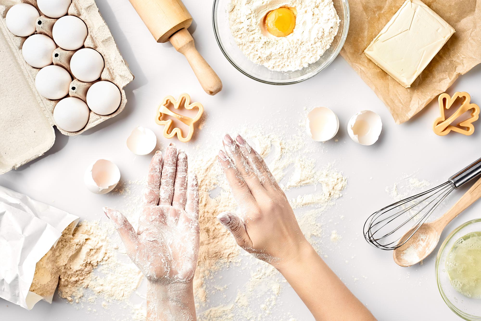 Lezione live di pasticceria con close-up su impasto